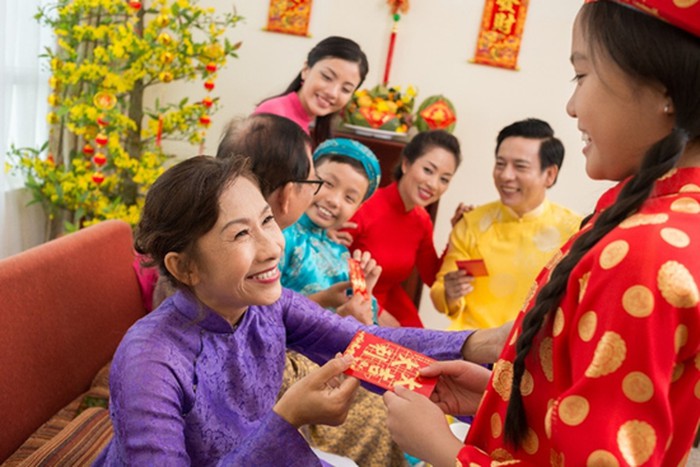 Tet Holiday là ngày lễ quan trọng và đáng nhớ trong năm của người Việt Nam. Hình ảnh các gia đình cùng nhau dọn dẹp, nấu nướng và trang trí nhà cửa sẽ khiến bạn cảm thấy xúc động và cảm thấy gia đình và tình thân quan trọng hơn bao giờ hết.